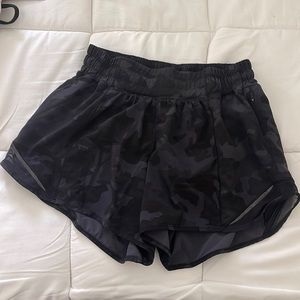 Hotty hot lululemon shorts camo size 4 2.5 inch